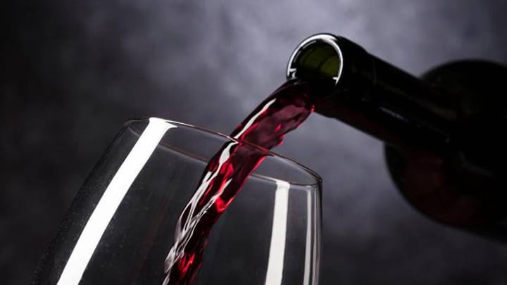 El sorprendente significado de soñar con vino tinto que debes conocer